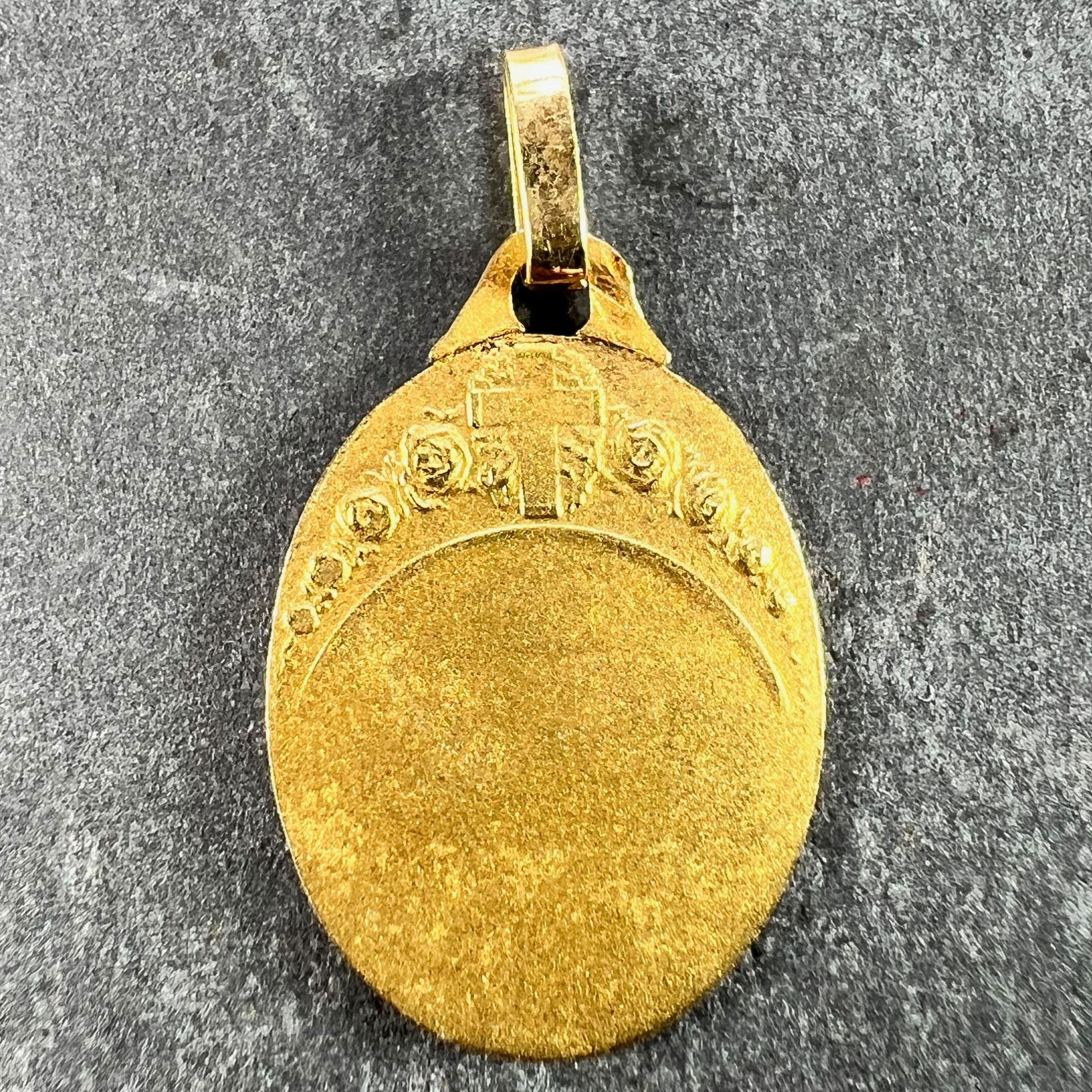 Colgante francés de oro amarillo de 18 quilates con medalla de Santa Teresa en Bueno estado para la venta en London, GB