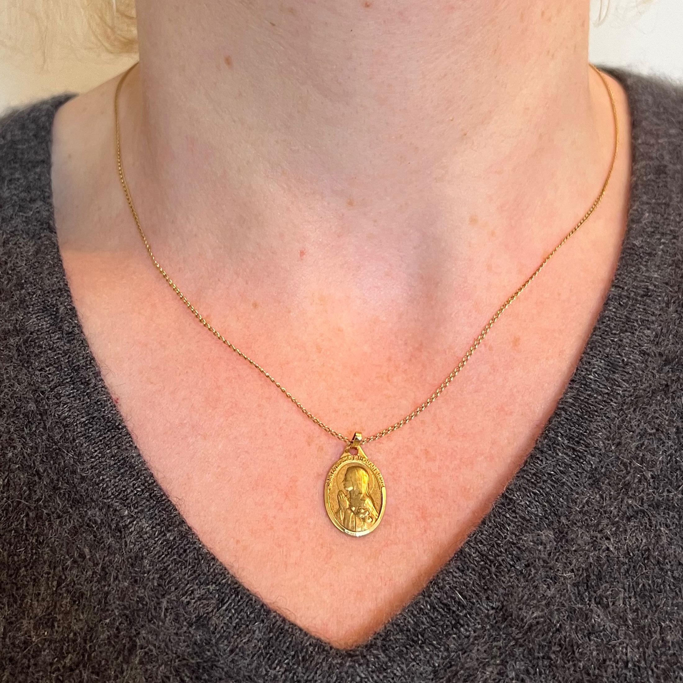 De las mujeres Colgante francés de oro amarillo de 18 quilates con medalla de Santa Teresa en venta