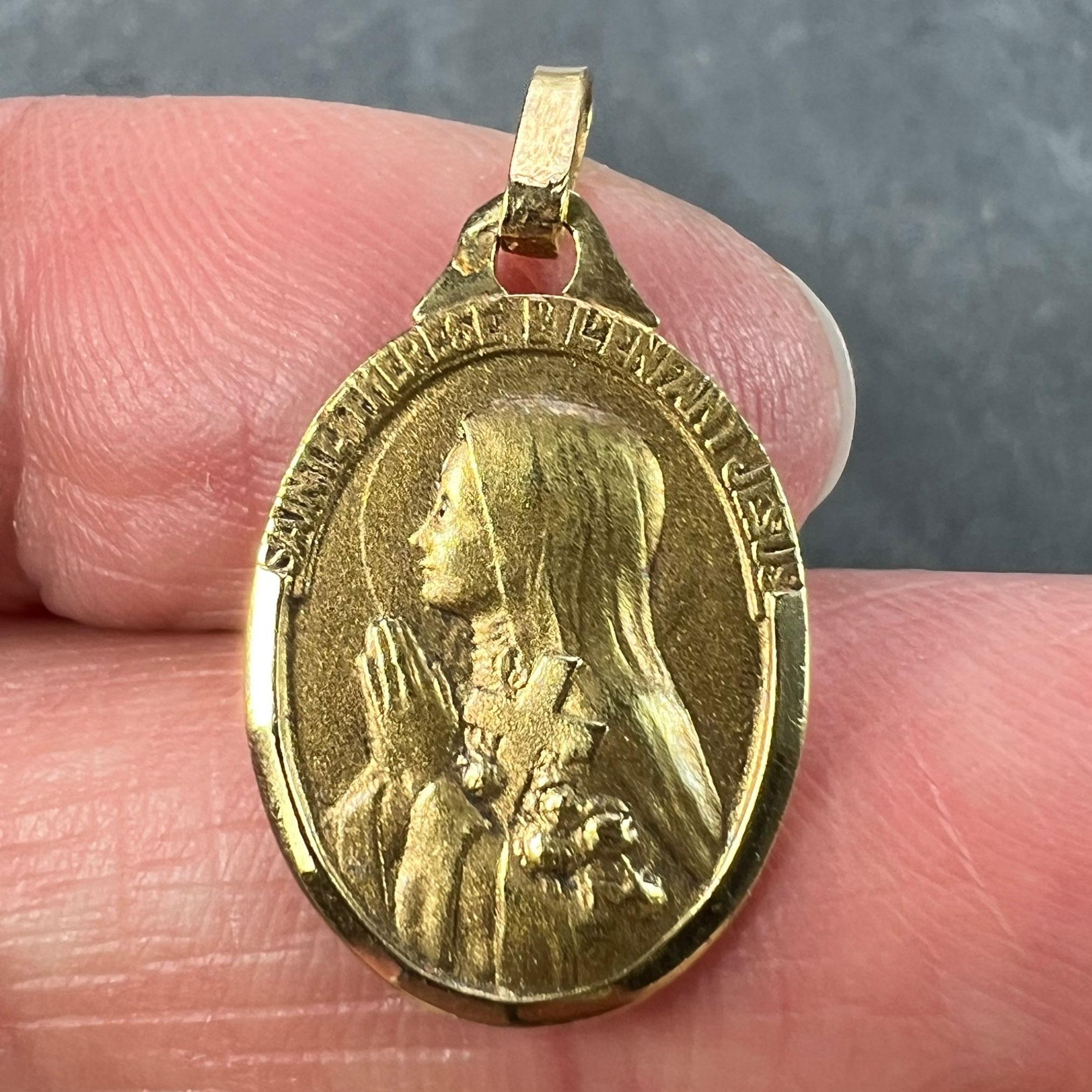Colgante francés de oro amarillo de 18 quilates con medalla de Santa Teresa en venta 1