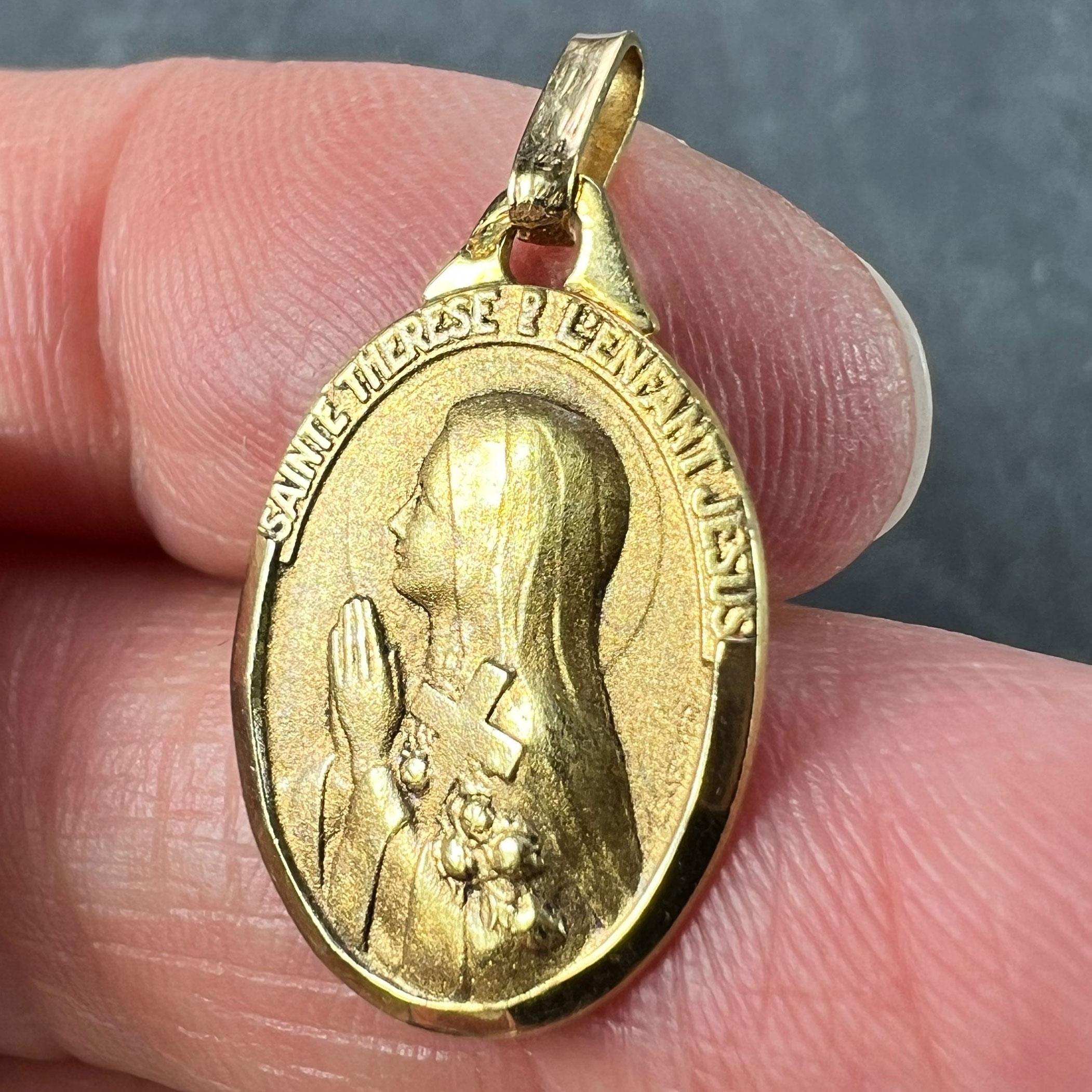 Colgante francés de oro amarillo de 18 quilates con medalla de Santa Teresa en venta 2