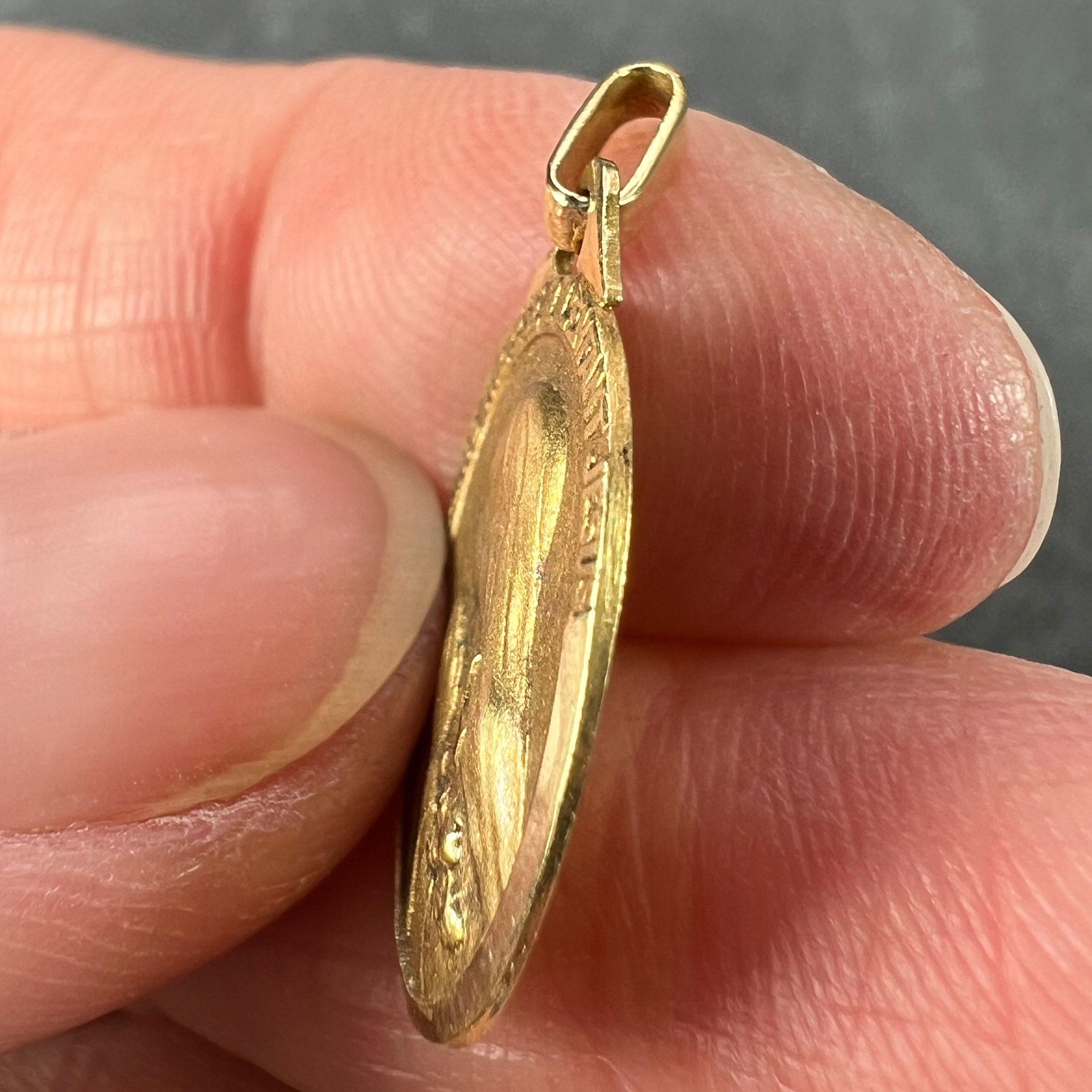 Colgante francés de oro amarillo de 18 quilates con medalla de Santa Teresa en venta 3