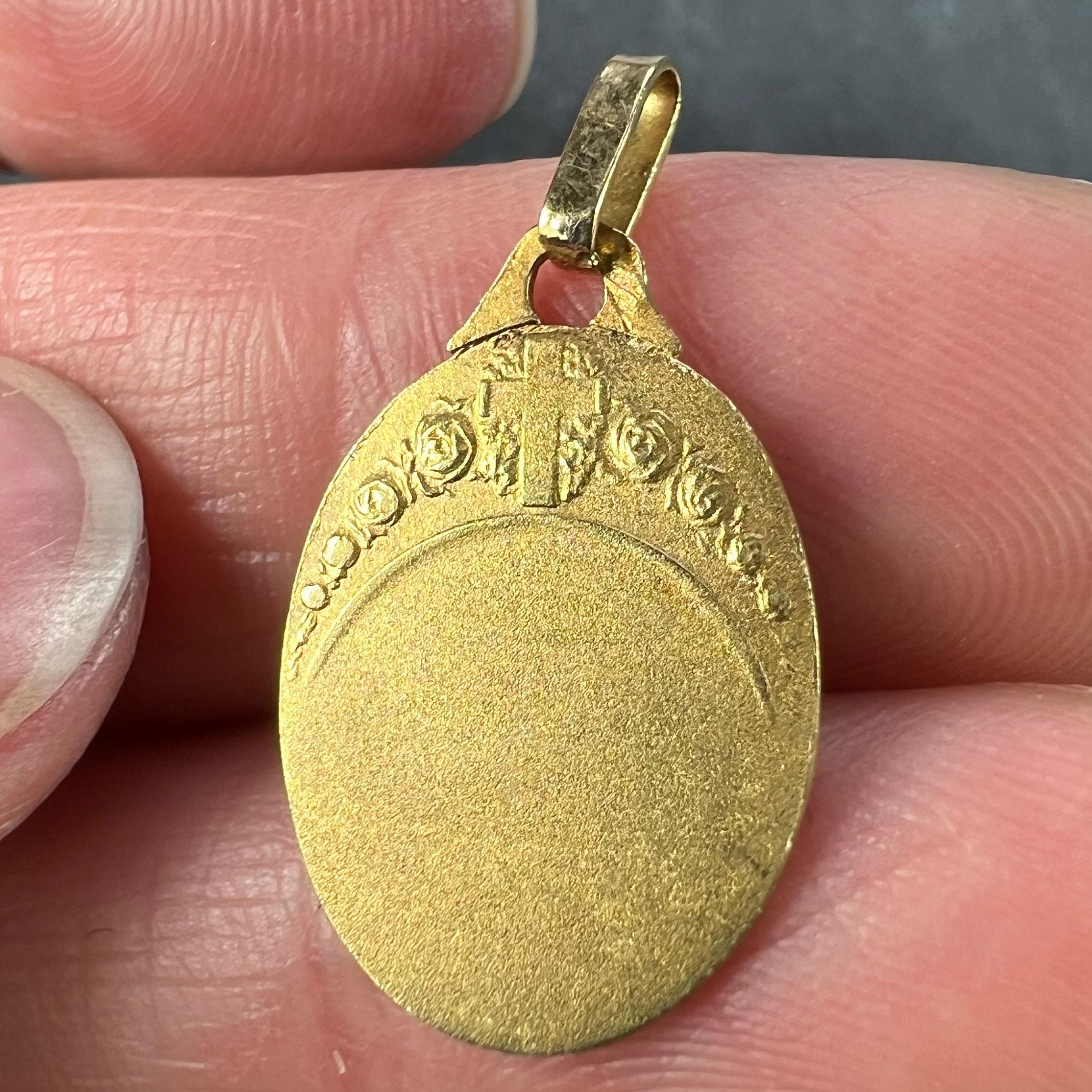 Colgante francés de oro amarillo de 18 quilates con medalla de Santa Teresa en venta 4
