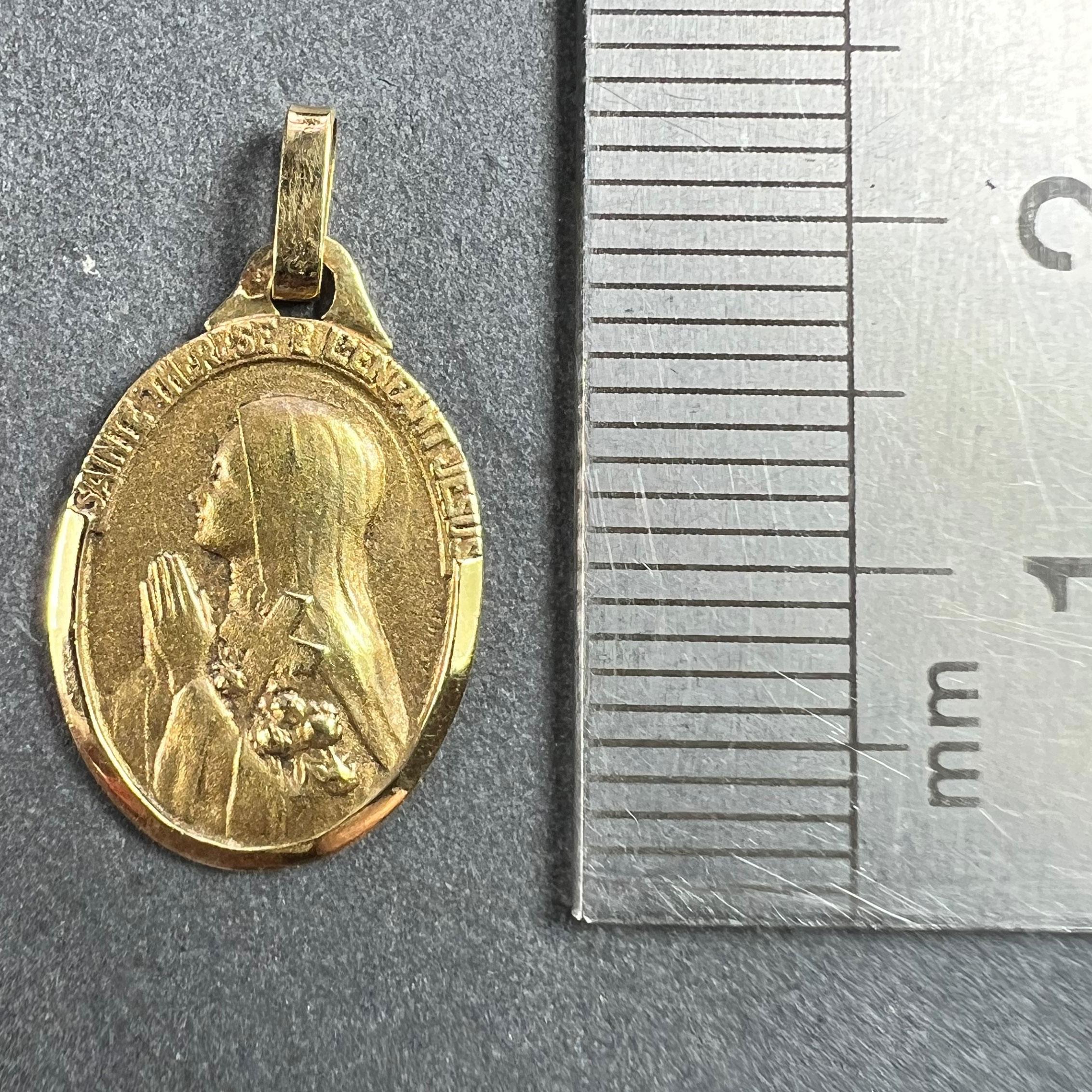 Colgante francés de oro amarillo de 18 quilates con medalla de Santa Teresa en venta 5