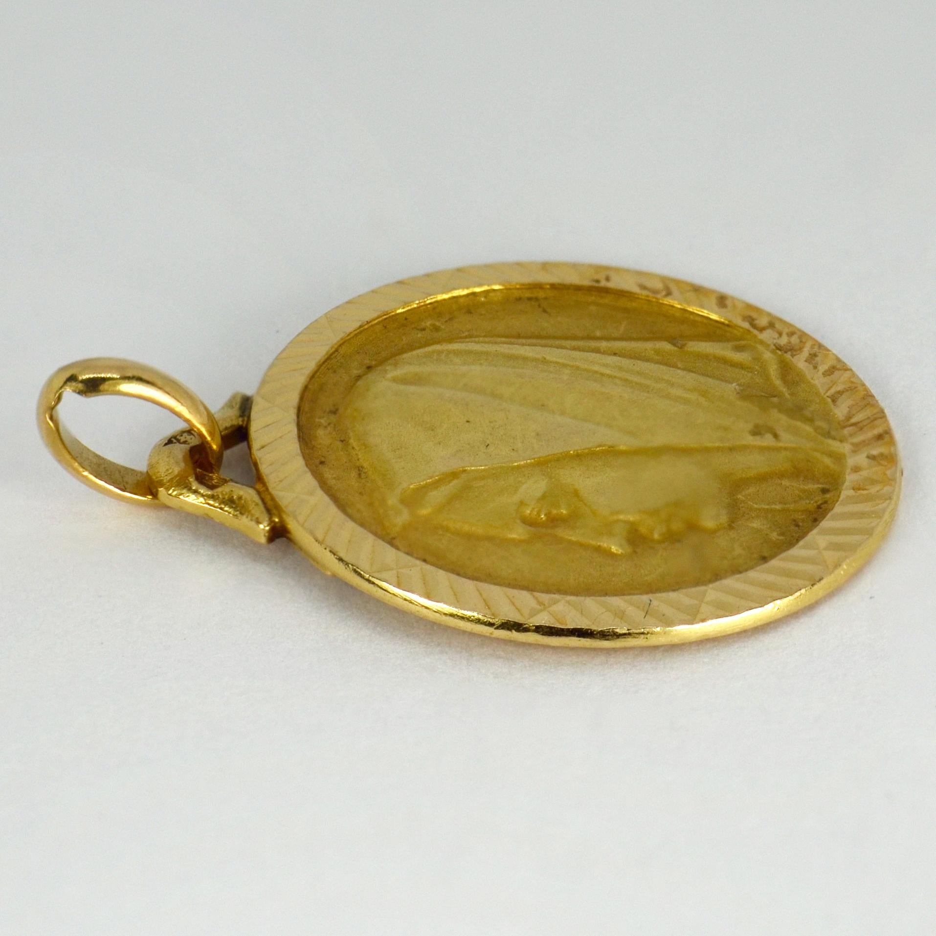 18 Karat Gelbgold Medaille der Jungfrau Maria mit Charm-Anhänger im Angebot 9