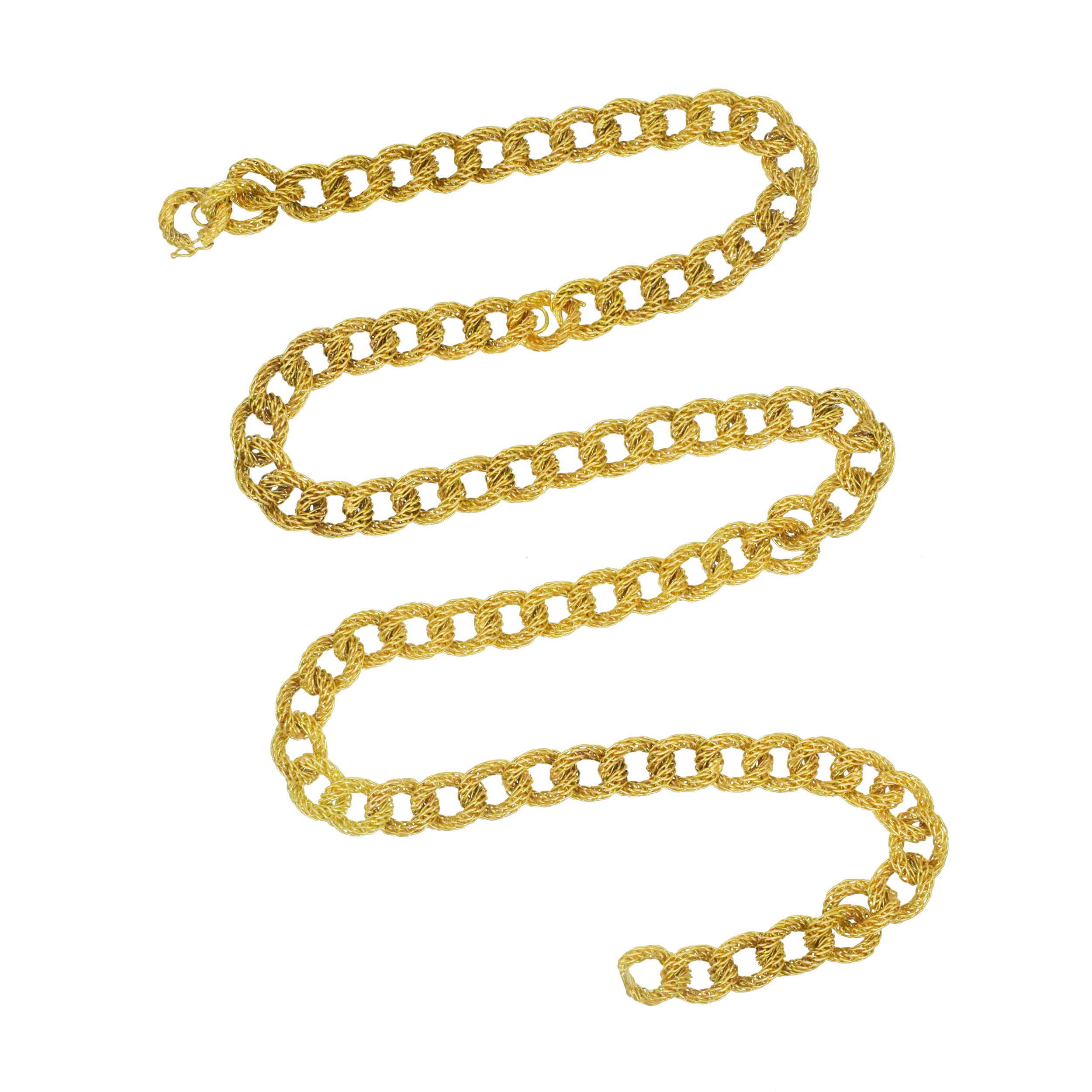 Bracciale e collana francese A Link in oro giallo 18k / Collana a catena lunga.
Composto da maglie rotonde intrecciate a cordoncino, dotate di chiusure a scomparsa. La collana reca l'iscrizione: Francia, 18k, Marchio del produttore.
Bracciale con