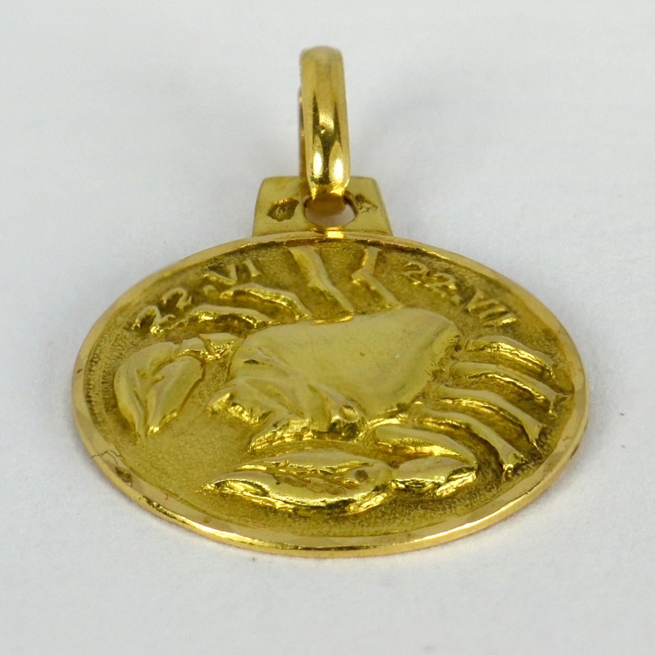 Pendentif à breloques en or jaune 18 carats (18K) conçu comme le signe astrologique zodiacal du Cancer, représentant un crabe avec les dates 22-VI - 22-VII. Estampillé de la tête d'aigle française pour l'or 18 carats.

Dimensions : 2 x 1,6 x 0,1 cm