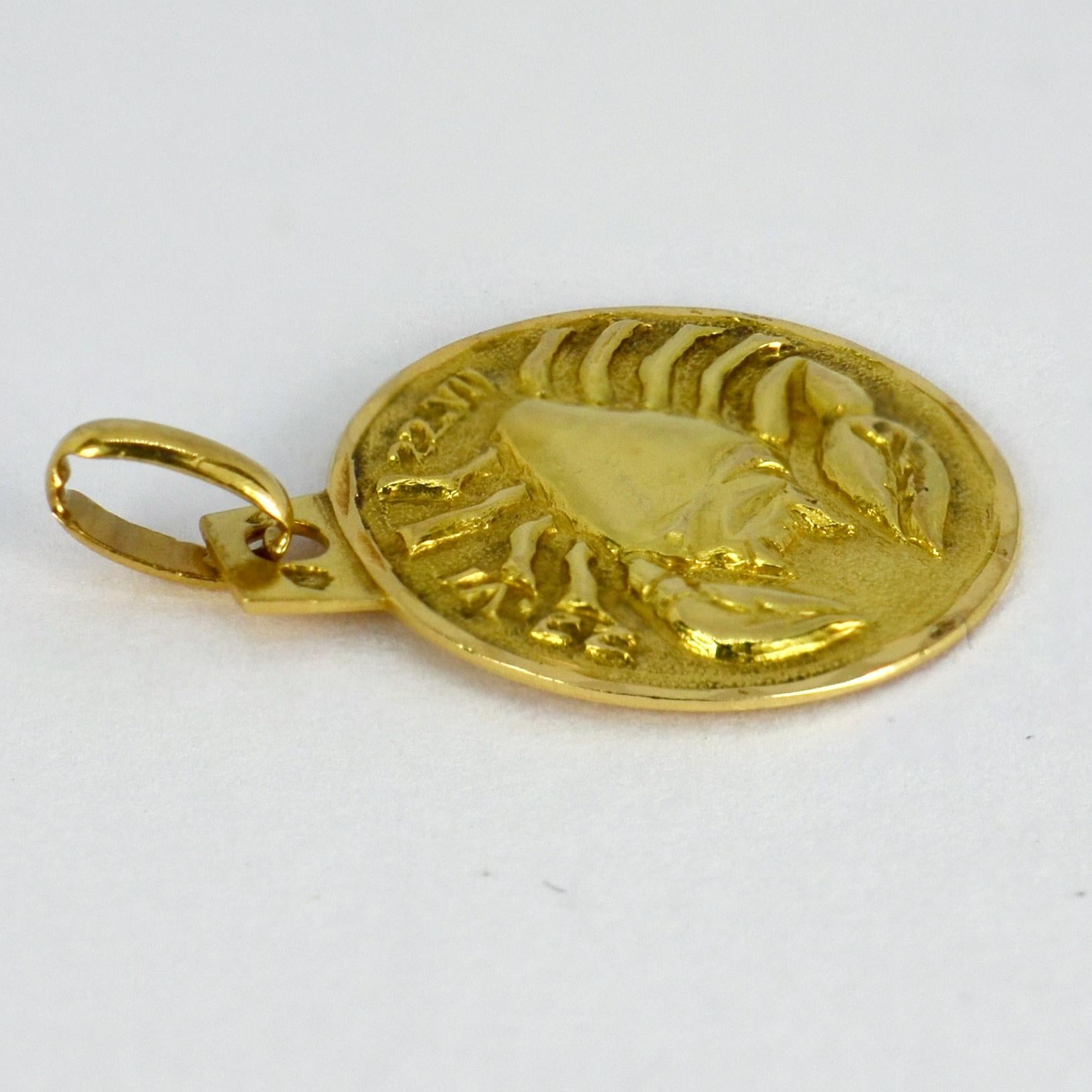 Pendentif en or jaune 18 carats avec breloque Zodiac Cancer Bon état - En vente à London, GB
