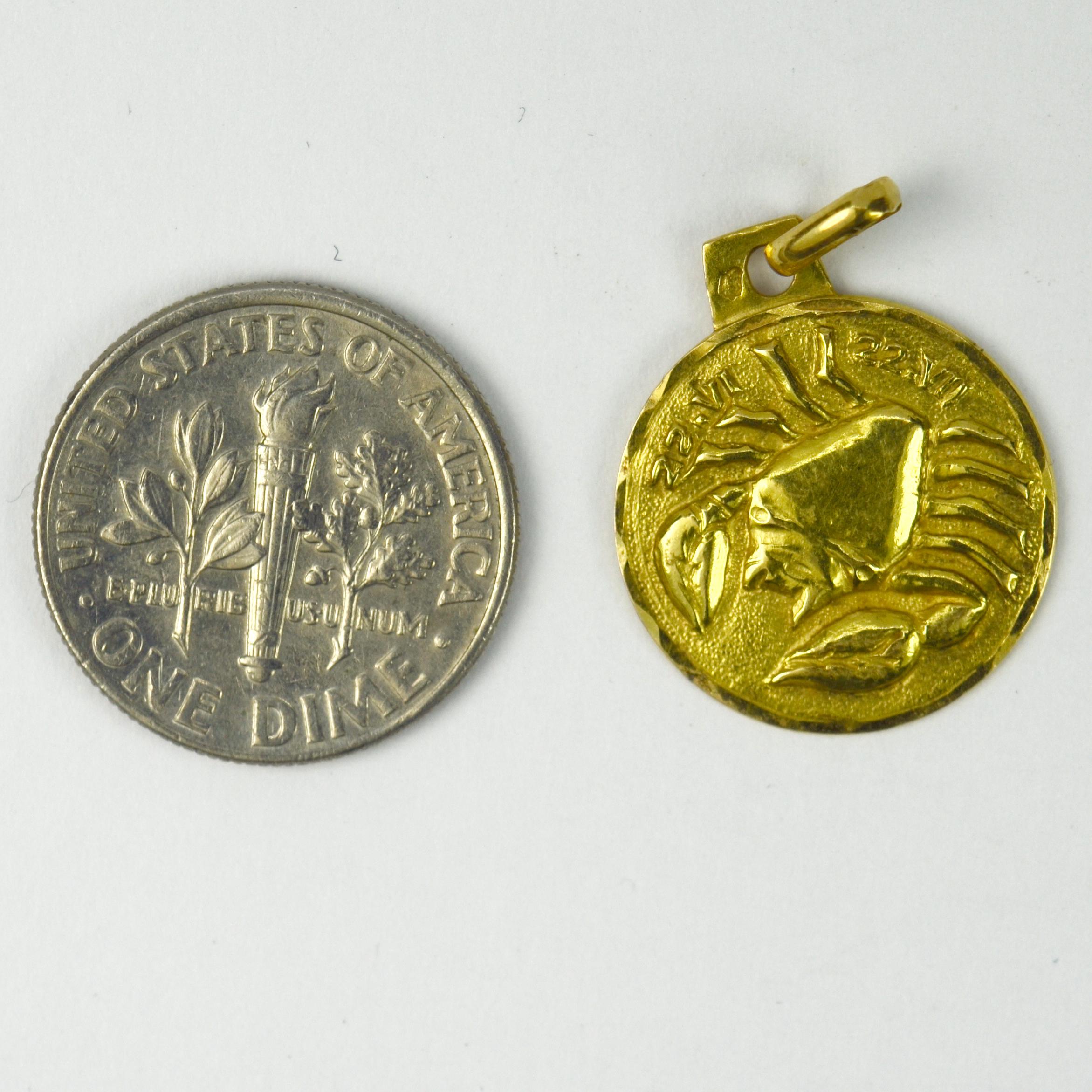French 18 Karat Yellow Gold Zodiac Cancer Charm Pendant In Good Condition For Sale In London, GB