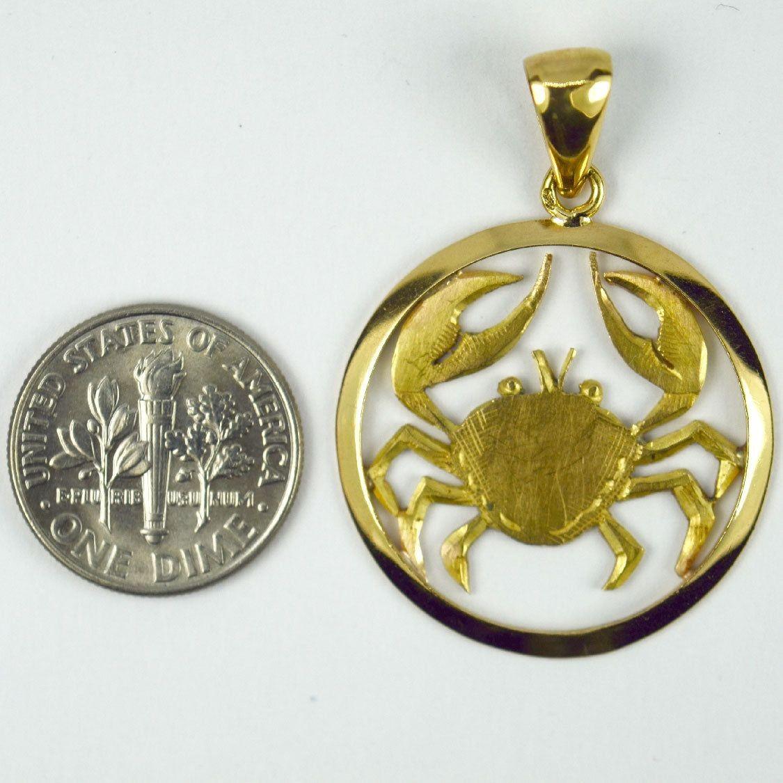 French 18K Yellow Gold Zodiac Cancer Charm Pendant In Good Condition For Sale In London, GB