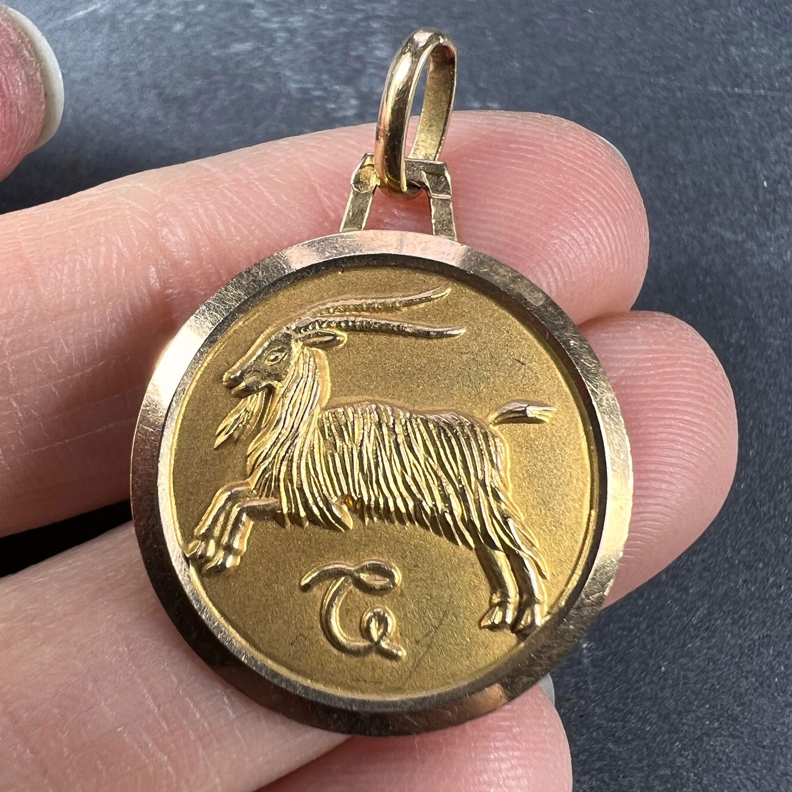 French 18k Yellow Gold Zodiac Capricorn Charm Pendant In Good Condition For Sale In London, GB