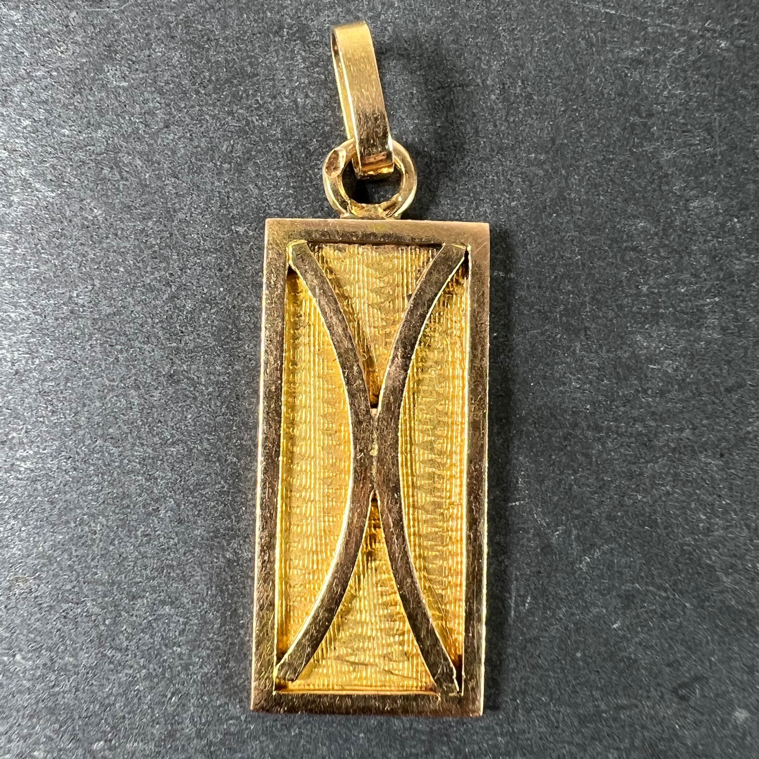 Un ciondolo charme francese in oro giallo 18 carati (18K) disegnato come il simbolo zodiacale dei Pesci. Timbrato con la testa dell'aquila (indistinta) per l'oro a 18 carati e la manifattura francese per l'anello di sospensione, e testato per l'oro