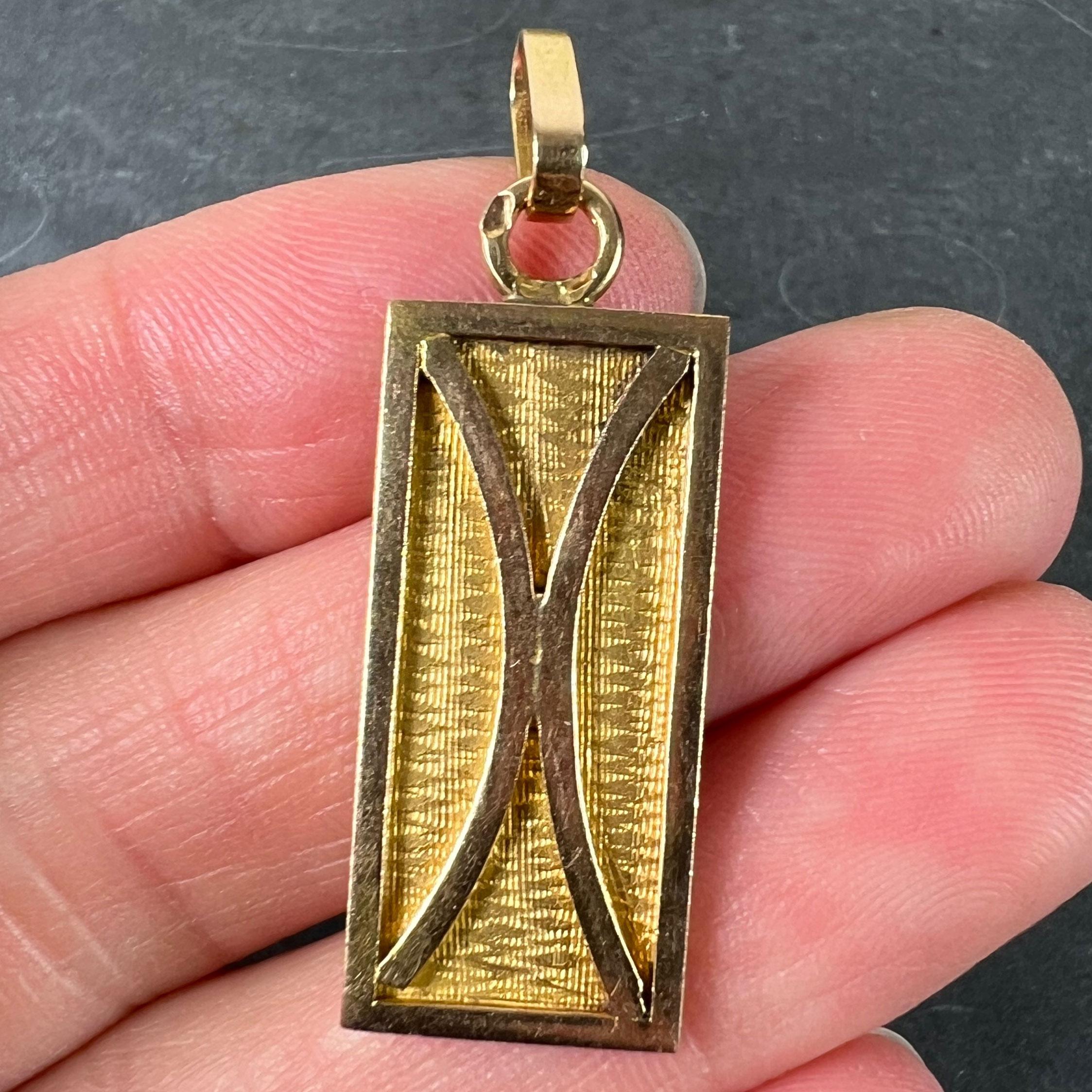 Ciondolo francese in oro giallo 18 carati con simbolo dello Zodiac Pisces in vendita 1