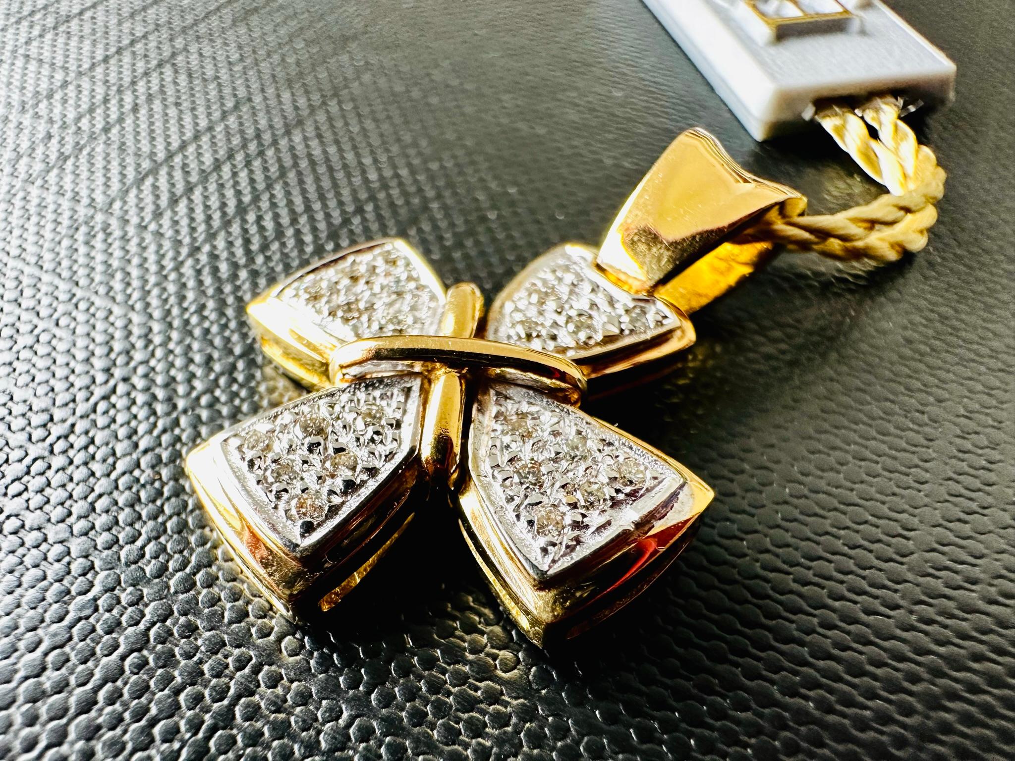 French 18kt Gold Cross with Diamonds  In Good Condition For Sale In Esch sur Alzette, Esch-sur-Alzette