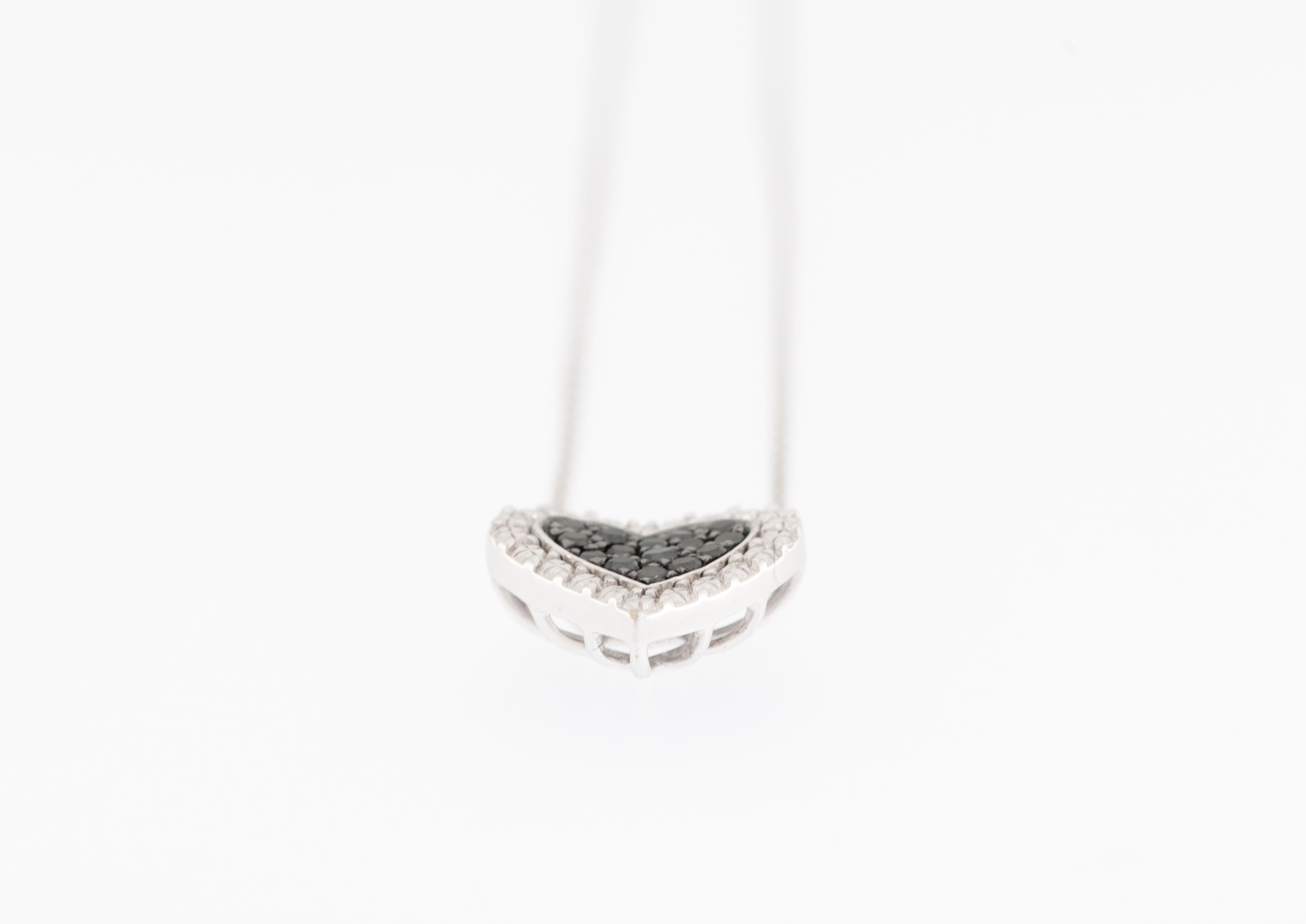 Brilliant Cut French 18kt White Gold Heart Necklace with Black Diamonds For Sale
