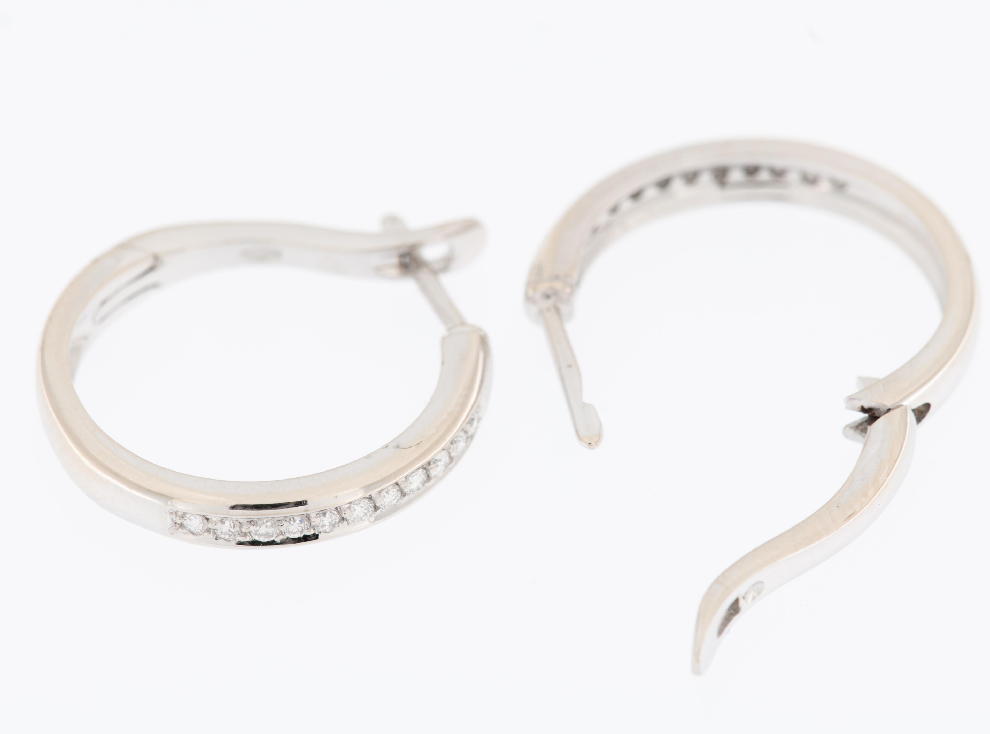 Les French Hoop Earrings en or blanc 18kt avec diamants sont un accessoire éblouissant et sophistiqué qui allie sans effort le style classique à l'élégance contemporaine. Fabriquées en or blanc 18 carats de haute qualité, ces boucles d'oreilles
