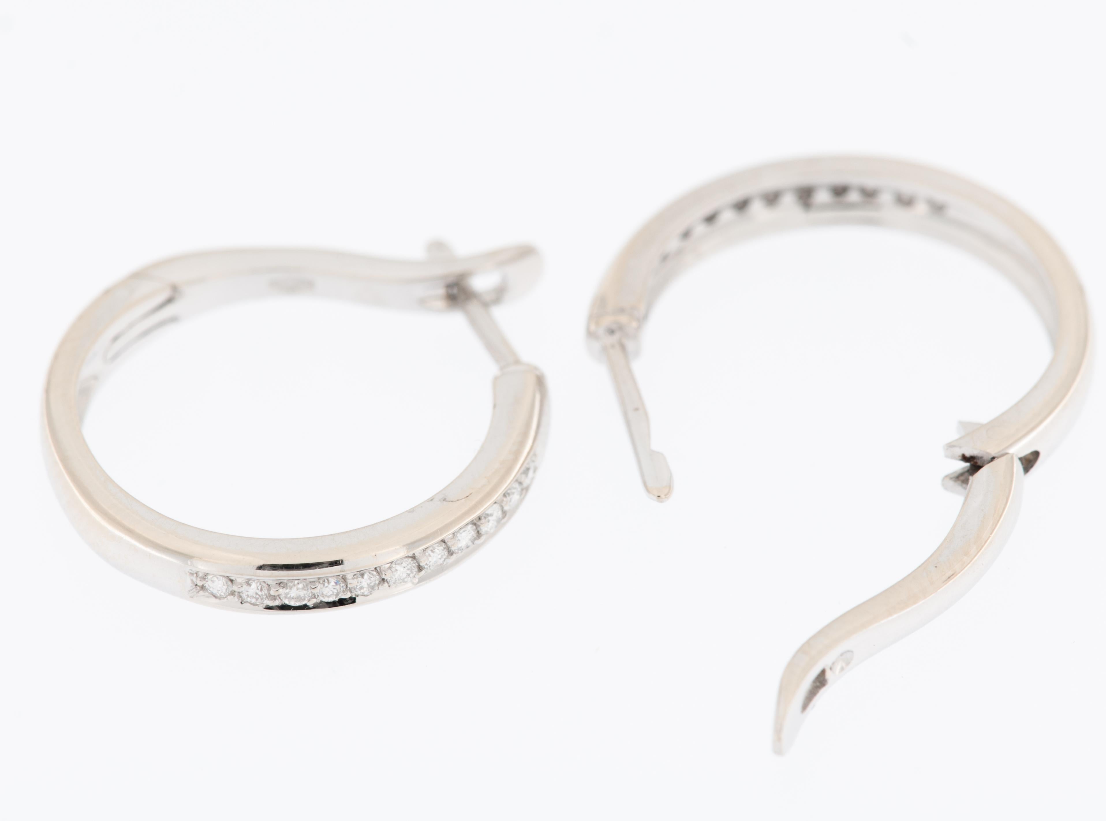 Gli orecchini a cerchio in oro bianco 18kt French con diamanti sono un accessorio abbagliante e sofisticato che combina senza sforzo lo stile classico con l'eleganza contemporanea. Realizzati in oro bianco 18 carati di alta qualità, questi orecchini