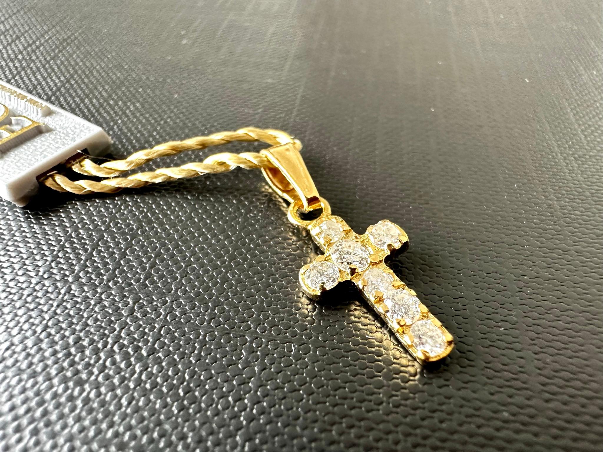 French 18kt Yellow Gold Cross with Diamonds  In Good Condition For Sale In Esch-Sur-Alzette, LU