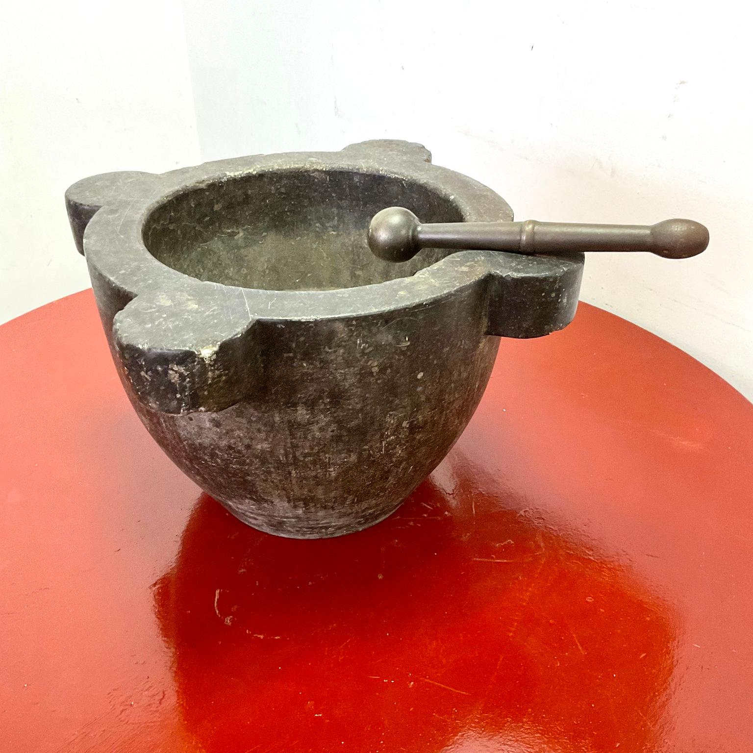 French 18th-19th Century Apothecary Mortar in Black Marble with its Metal Pestle In Good Condition In London, GB