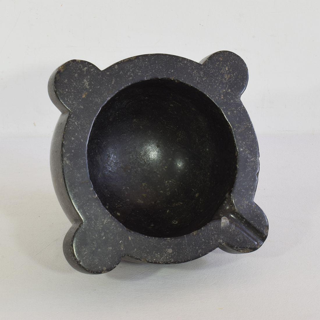Mortar aus schwarzem Marmor aus dem 18. bis 19. Jahrhundert im Angebot 3