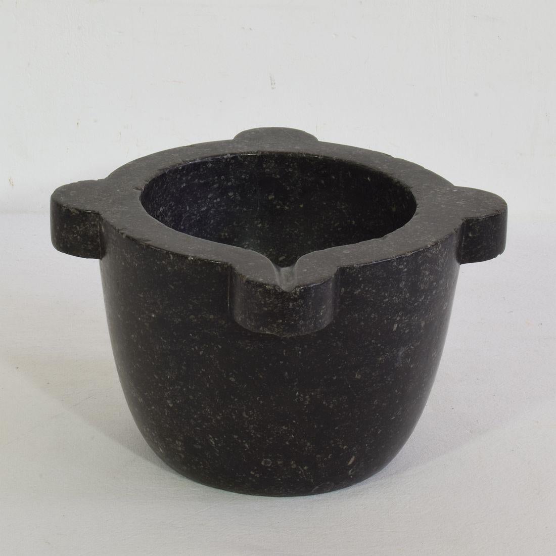 Bellissimo e raro mortaio in marmo nero (pietra blu del Belgio), Francia, circa 1750-1850. Un ottimo colpo d'occhio.
Inalterato ma in buone condizioni.