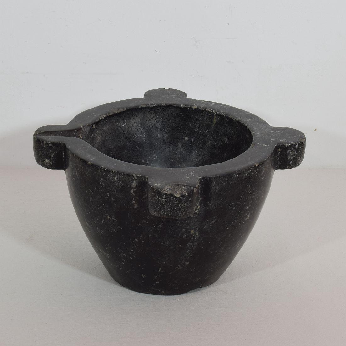 French 18th-19th Century Black Marble Mortar In Good Condition In Buisson, FR