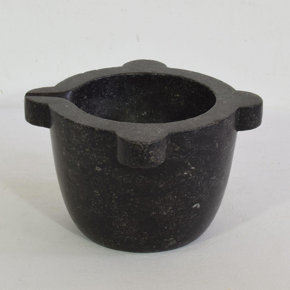 Mortar aus schwarzem Marmor aus dem 18. bis 19. Jahrhundert (Französisch) im Angebot