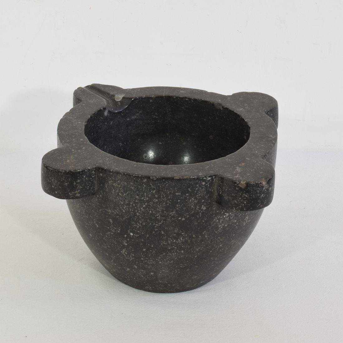Mortar aus schwarzem Marmor aus dem 18. bis 19. Jahrhundert im Zustand „Gut“ im Angebot in Buisson, FR