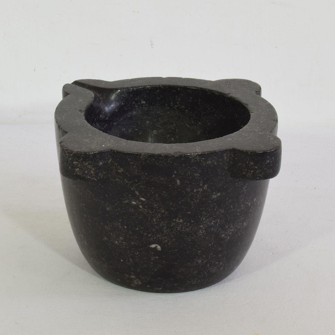 Mortaio francese in marmo nero del XVIII-XIX secolo In condizioni buone in vendita a Buisson, FR