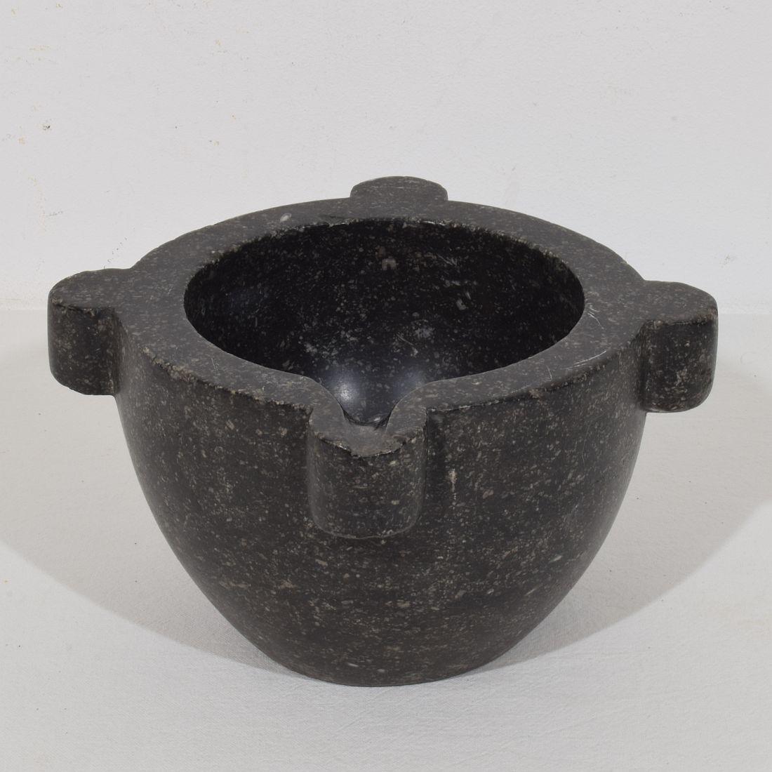 Französischer Mörser aus schwarzem Marmor aus dem 18. und 19. (18. Jahrhundert und früher) im Angebot