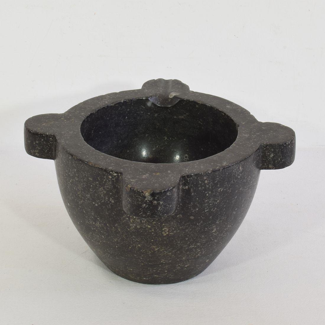 Mortar aus schwarzem Marmor aus dem 18. bis 19. Jahrhundert (18. Jahrhundert und früher) im Angebot
