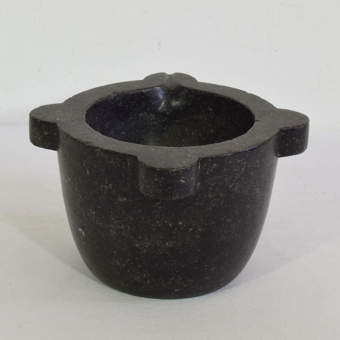Mortar aus schwarzem Marmor aus dem 18. bis 19. Jahrhundert (18. Jahrhundert und früher) im Angebot