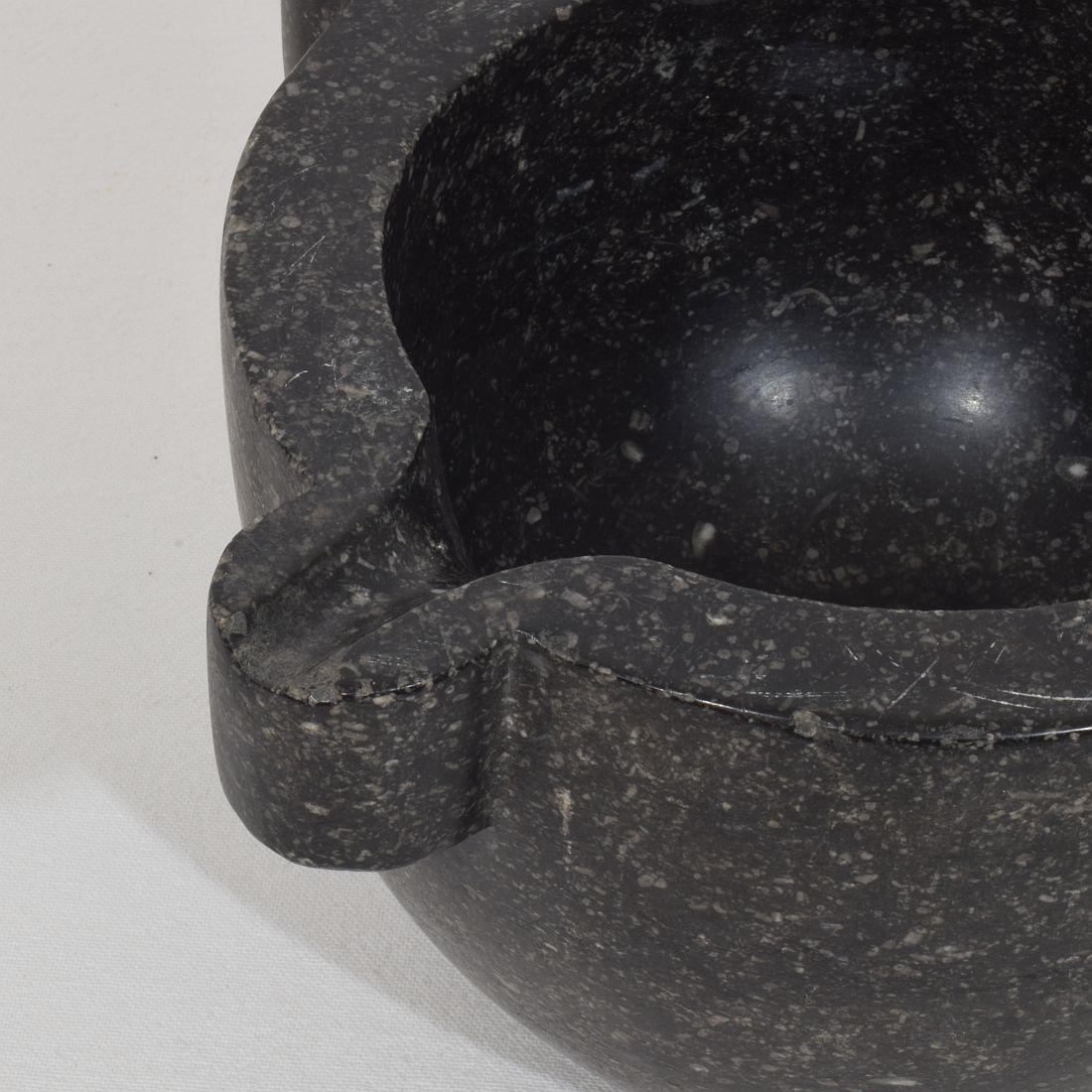 Fino al XVIII secolo Mortaio francese in marmo nero del XVIII-XIX secolo in vendita