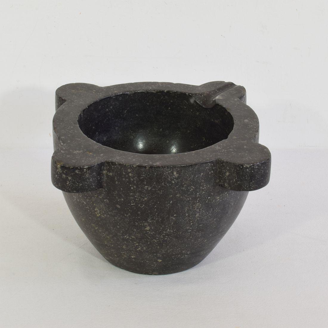 Mortar aus schwarzem Marmor aus dem 18. bis 19. Jahrhundert (Belgischer schwarzer Marmor) im Angebot