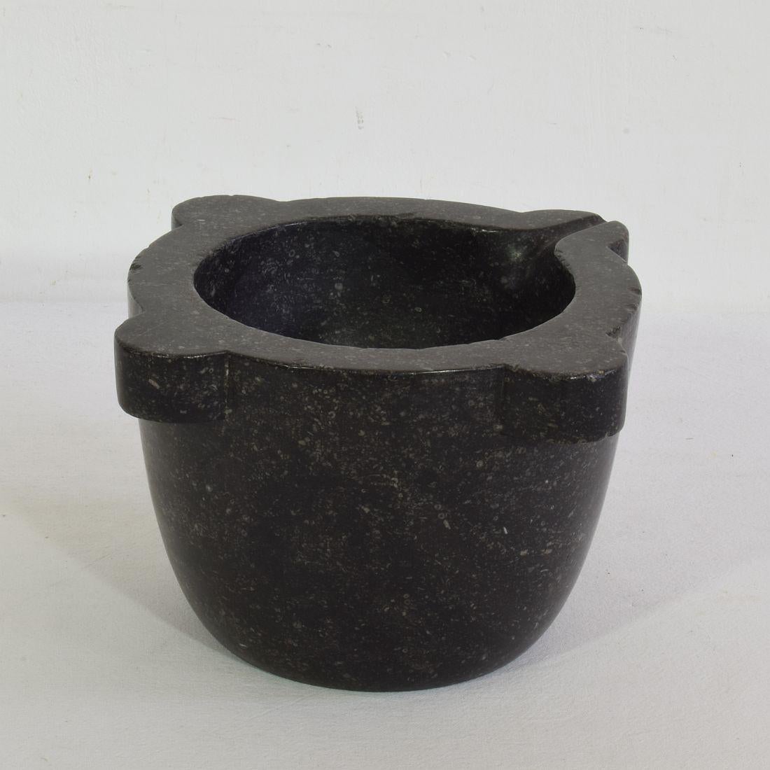Marmo nero Belgio Mortaio francese in marmo nero del XVIII-XIX secolo in vendita