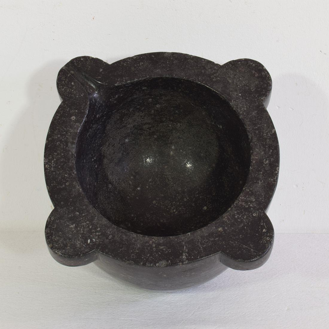 Mortar aus schwarzem Marmor aus dem 18. bis 19. Jahrhundert im Angebot 2