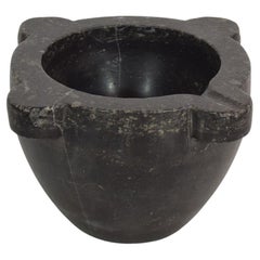 Mortar aus schwarzem Marmor aus dem 18. bis 19. Jahrhundert