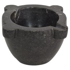 Mortar aus schwarzem Marmor aus dem 18. bis 19. Jahrhundert