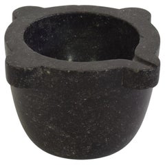 Mortaio francese in marmo nero del XVIII-XIX secolo