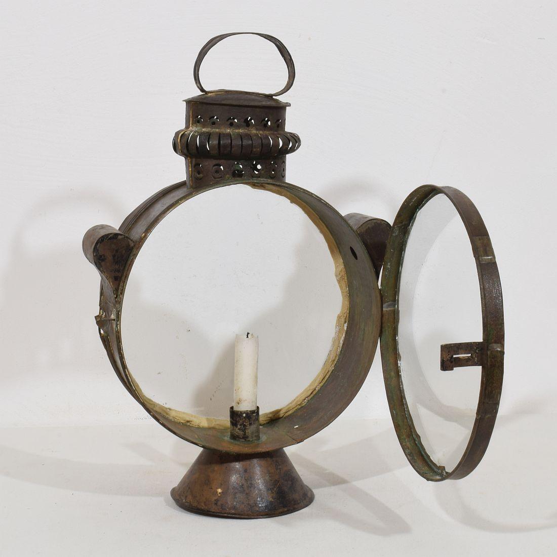 Lanterna in metallo molto rara, Francia, 1750-1850 circa.

Intemperie, piccole perdite e alcune vecchie riparazioni. 
La lanterna può essere aperta da un lato.
Bicchiere di data successiva.
H. 40,5 cm  L:26,5 cm P:12 cm 