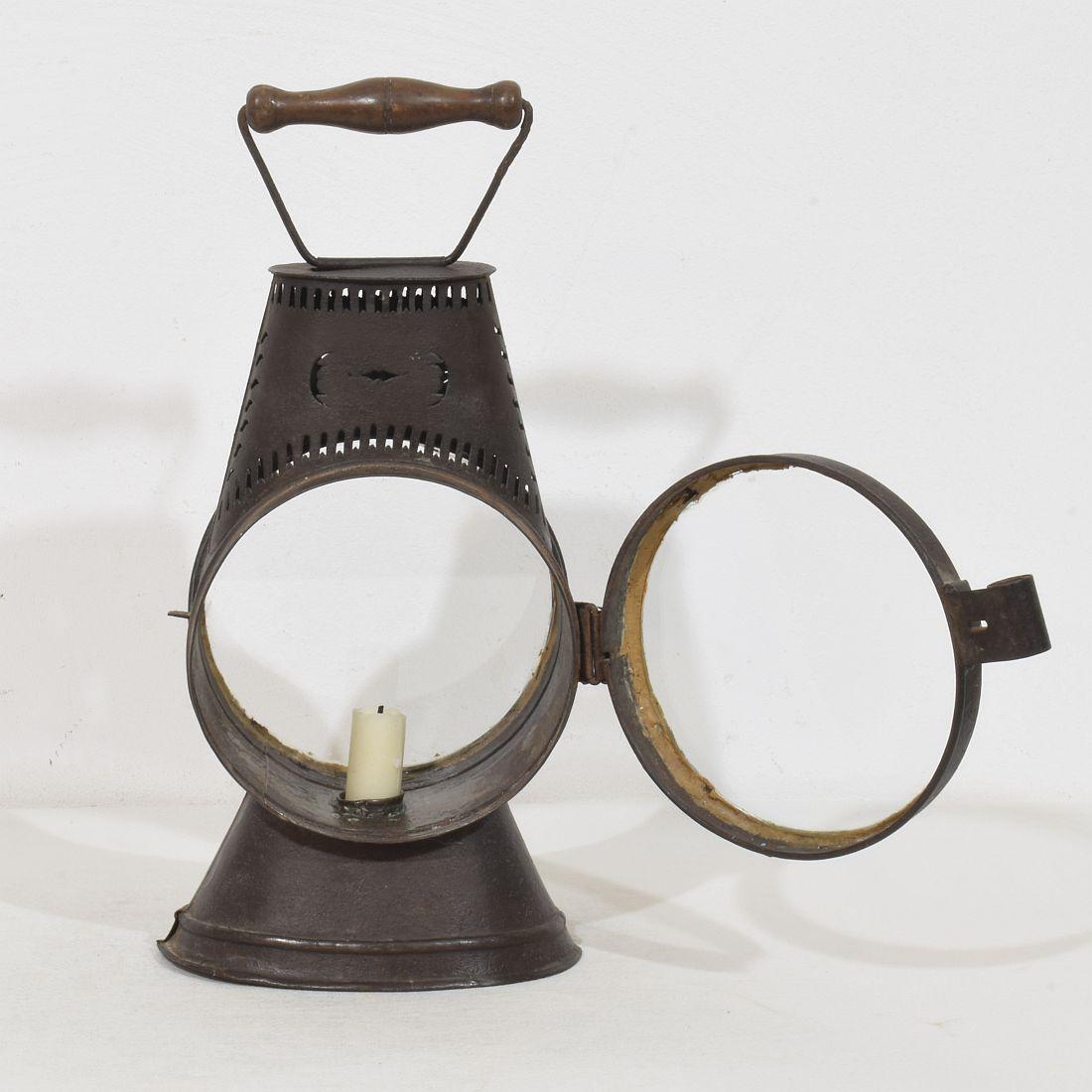 Very rare metal lantern with lovely wooden handle, France, circa 1750- 1850. Unique period piece

Weathered, small losses 

H:33cm  W:16,5cm D:10cm 