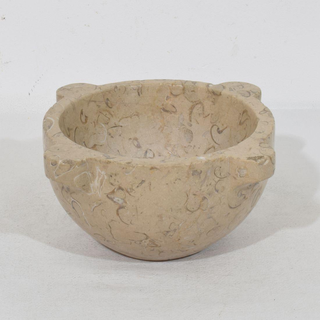 Bellissimo piccolo mortaio di marmo pieno di piccoli fossili.
Francia, circa 1750-1850
Intemperie.
H. 9,5cm  L:20,5cm P:20,5cm 