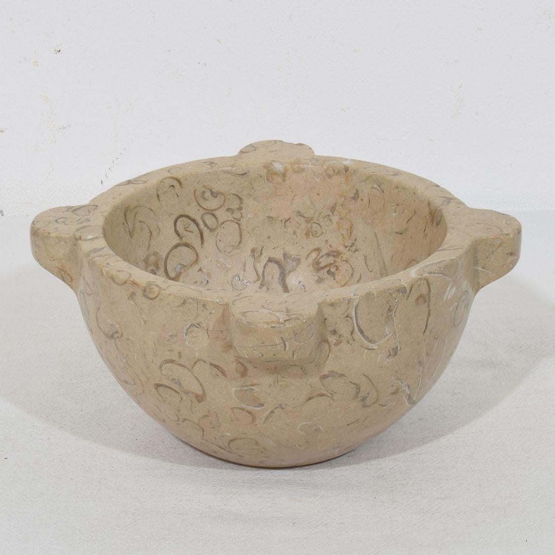 Intagliato a mano Piccolo mortaio di marmo francese del XVIII-XIX secolo in vendita