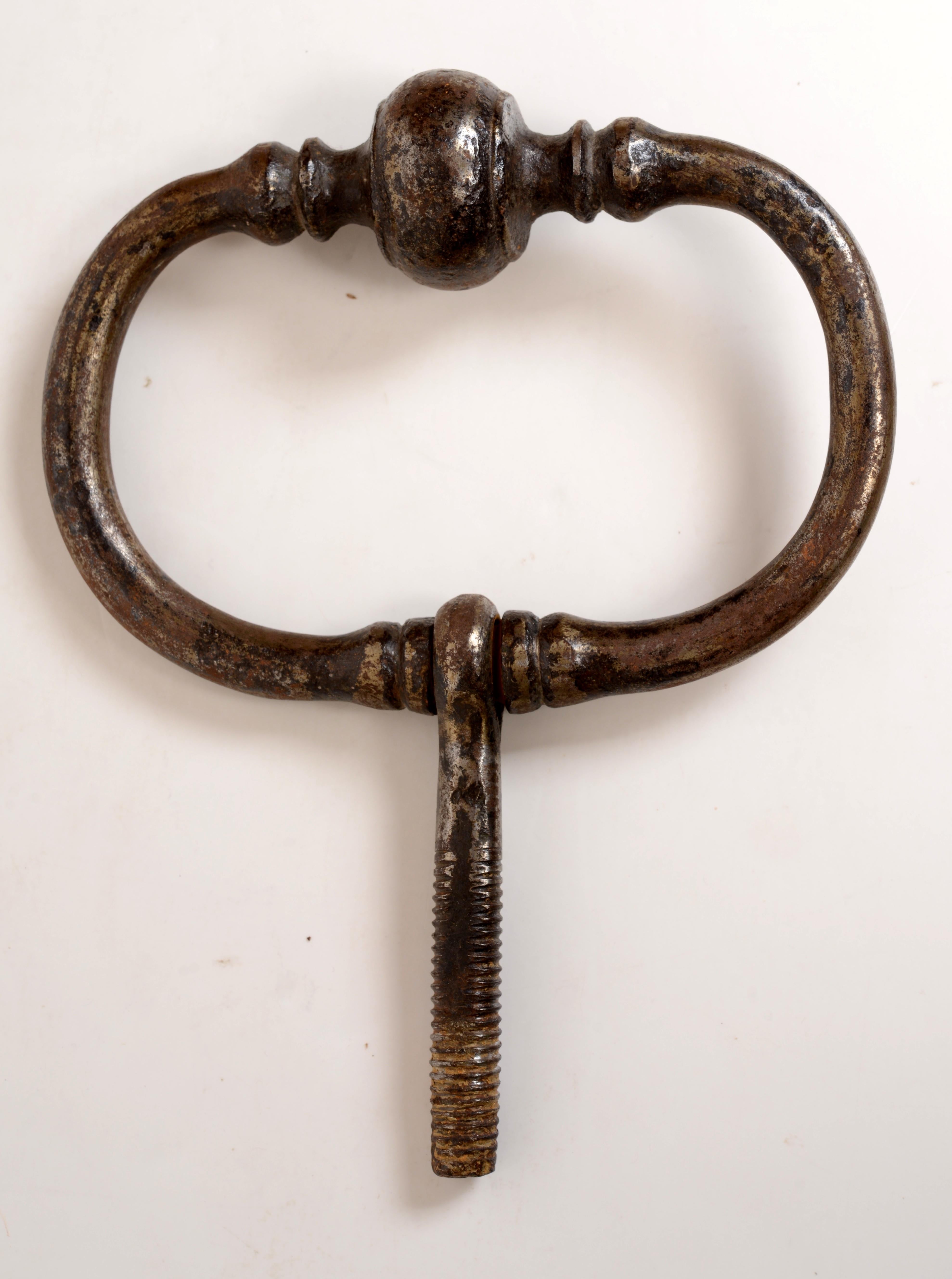 Français Knocker de porte français du 18e siècle avec support d'origine en fonte et fer forgé  en vente