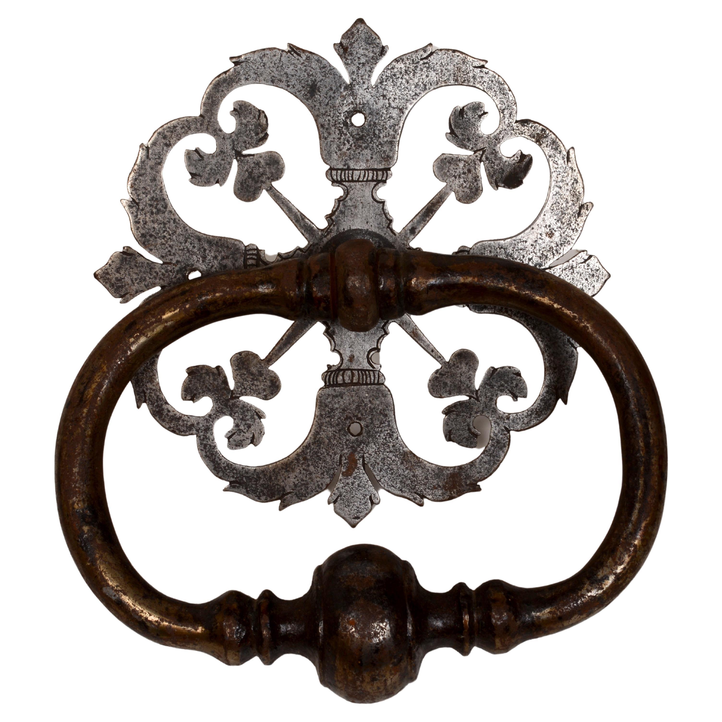 Knocker de porte français du 18e siècle avec support d'origine en fonte et fer forgé  en vente