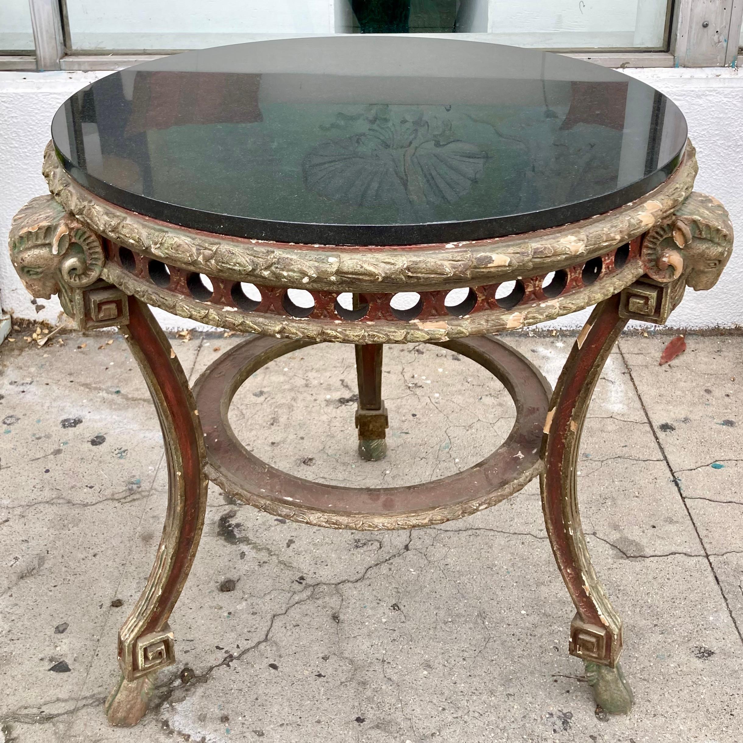 Francese Tavolo Gueridon Luigi XVI dipinto in policromia del XVIII secolo francese con piano in granito nero in vendita
