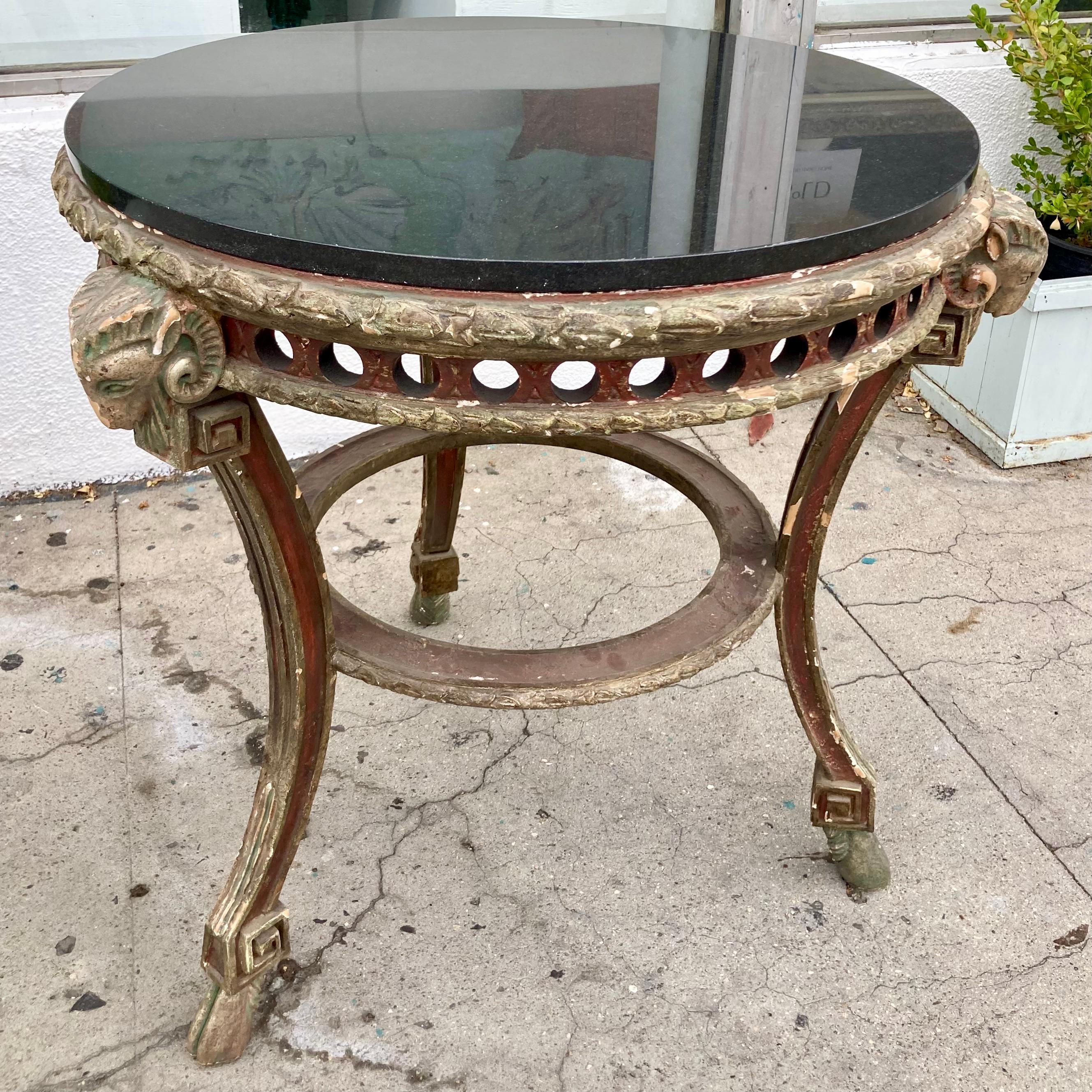 Tavolo Gueridon Luigi XVI dipinto in policromia del XVIII secolo francese con piano in granito nero In condizioni buone in vendita a Los Angeles, CA