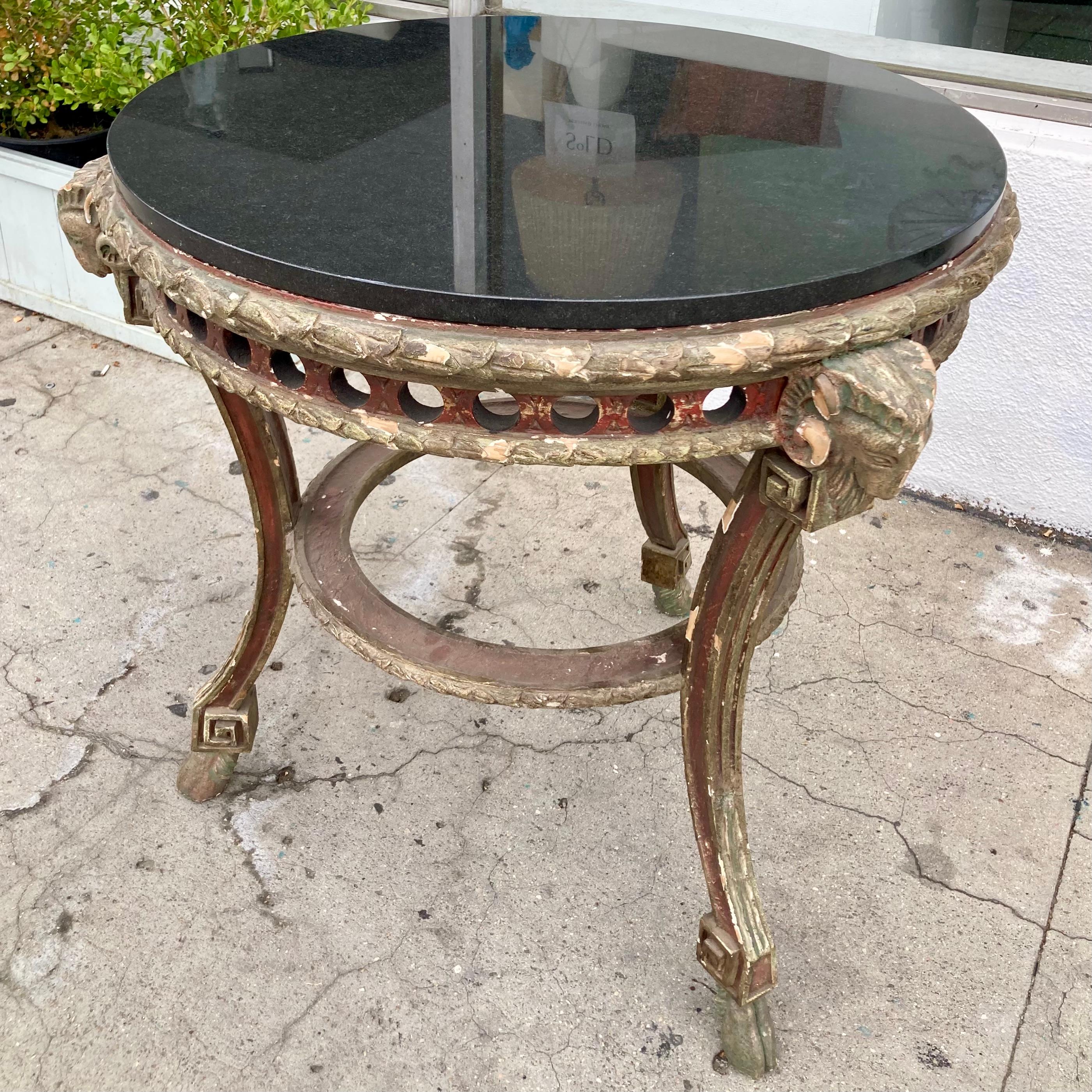 Fino al XVIII secolo Tavolo Gueridon Luigi XVI dipinto in policromia del XVIII secolo francese con piano in granito nero in vendita