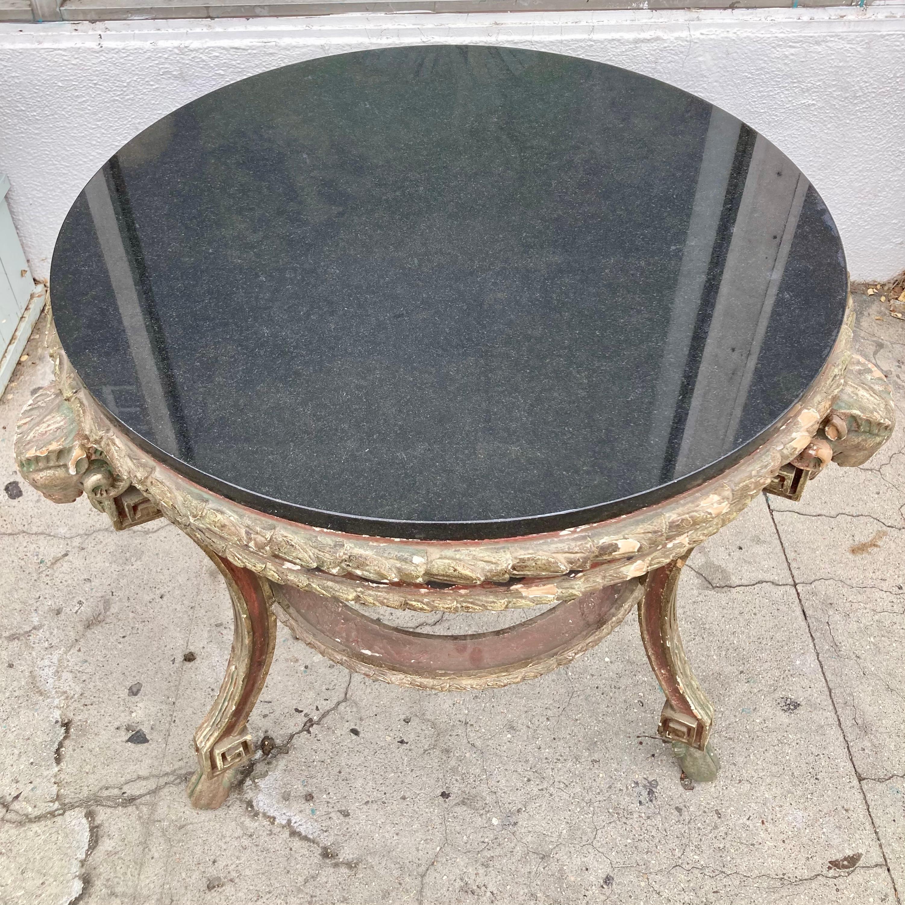 Legno Tavolo Gueridon Luigi XVI dipinto in policromia del XVIII secolo francese con piano in granito nero in vendita
