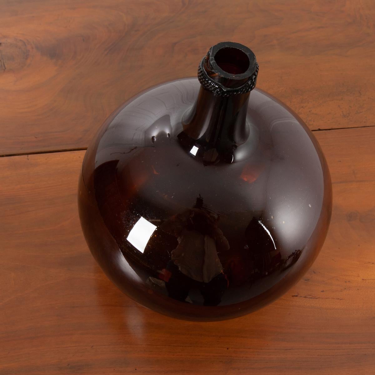Weinkrug aus bernsteinfarbenem Glas, 18. Jahrhundert (Sonstiges) im Angebot
