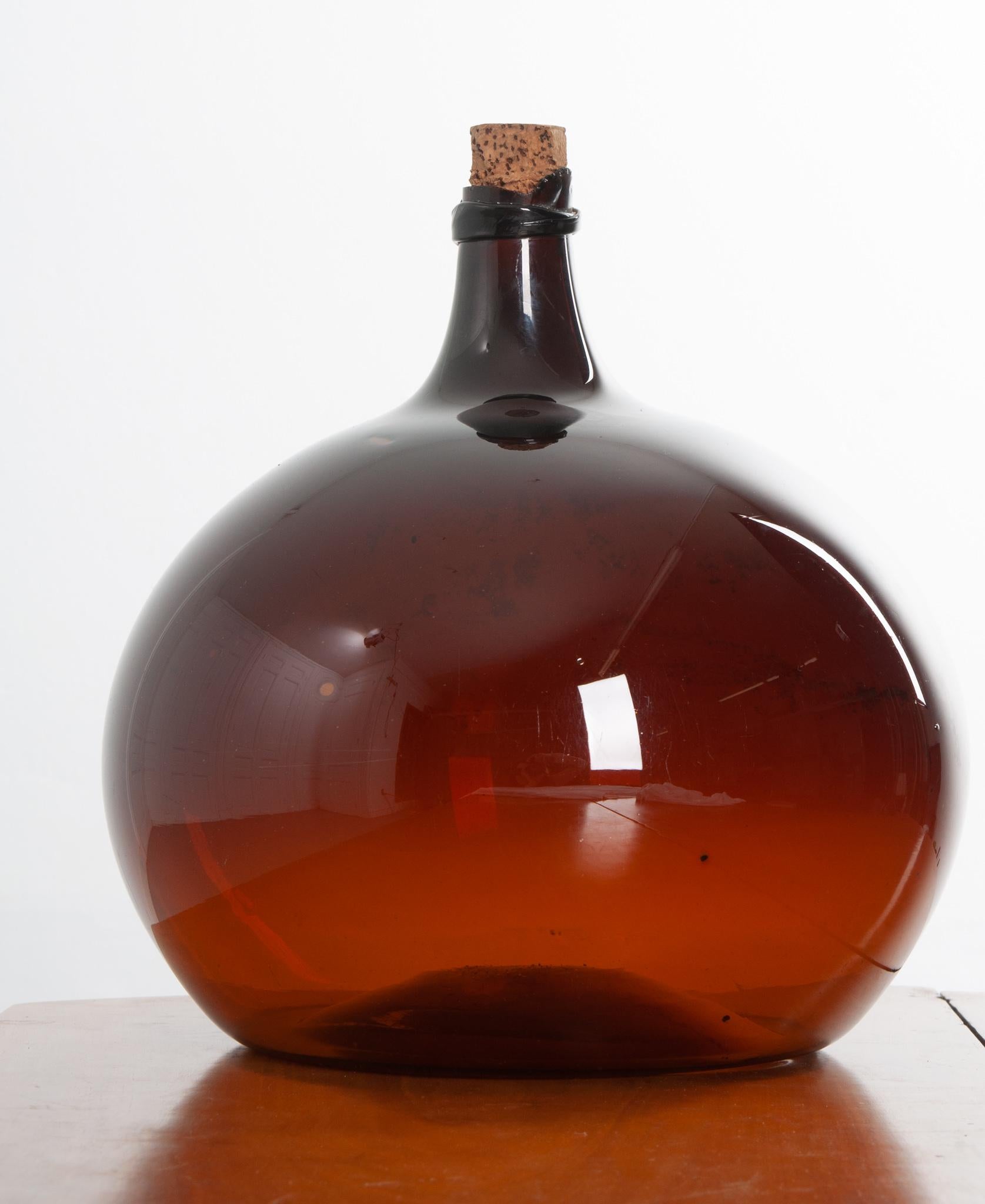 Weinkrug aus bernsteinfarbenem Glas, 18. Jahrhundert (Sonstiges) im Angebot